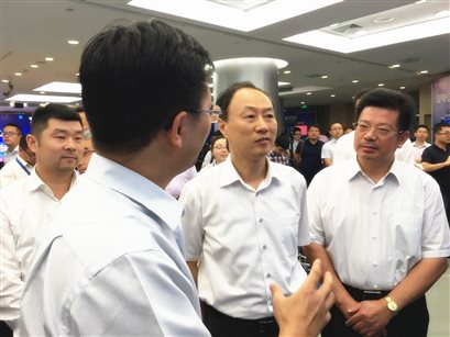 領導聽講解_副本
