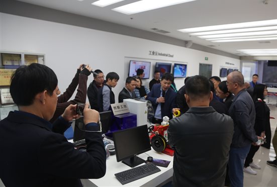 清華商界領袖研修班到數碼大方參觀學習